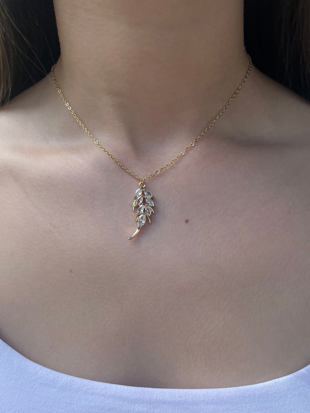 Choker necklace with zirconia leaf pendants: 18K Gold Plated