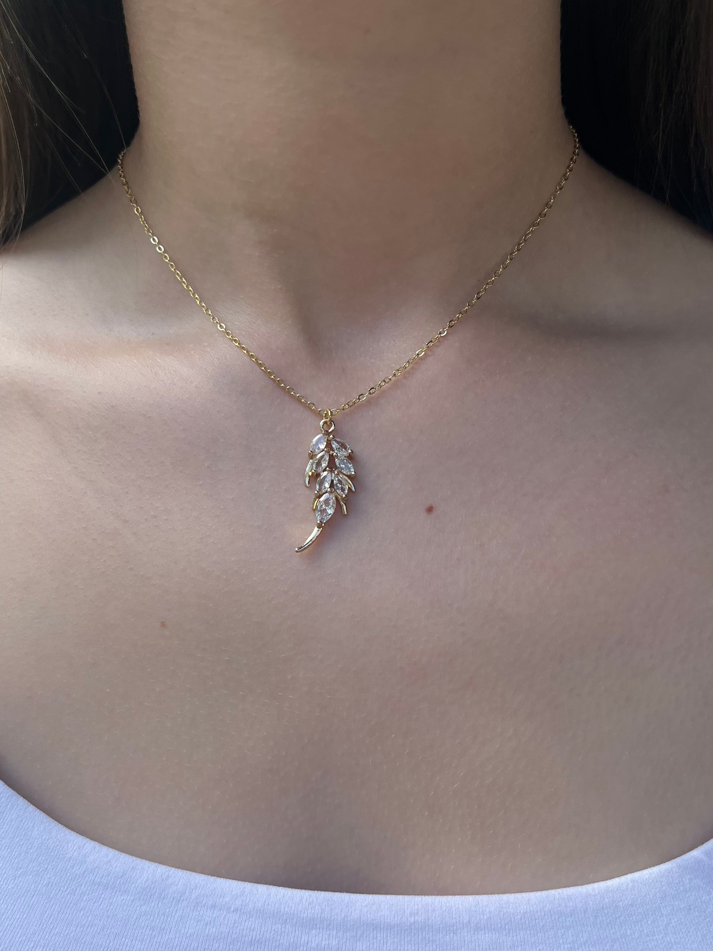Choker necklace with zirconia leaf pendants: 18K Gold Plated