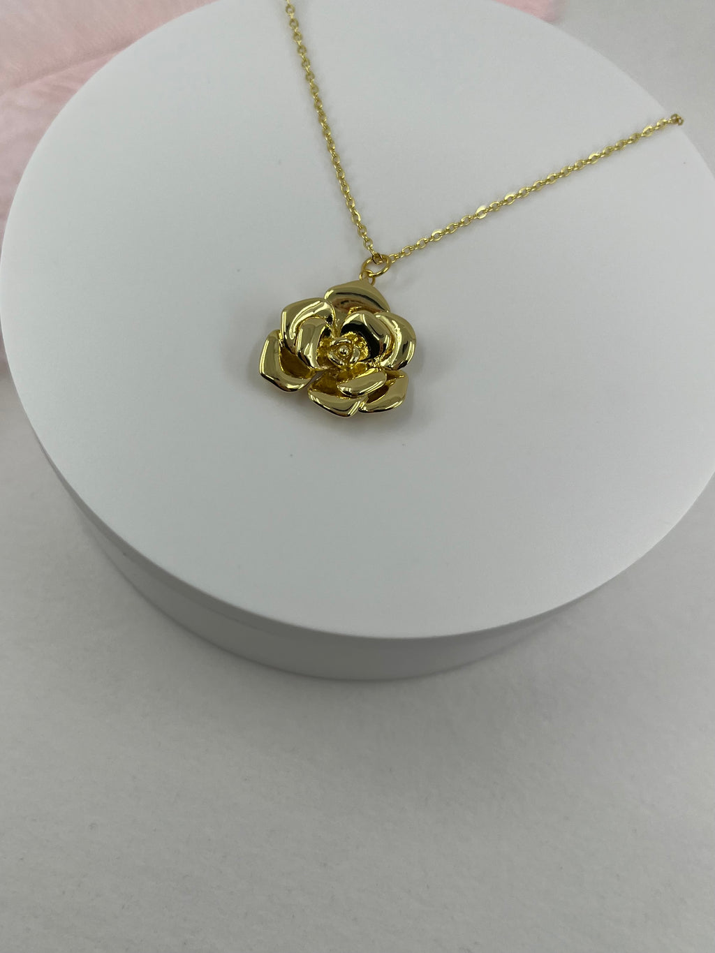 Choker necklace with gold rose pendants: 18K Gold Plated