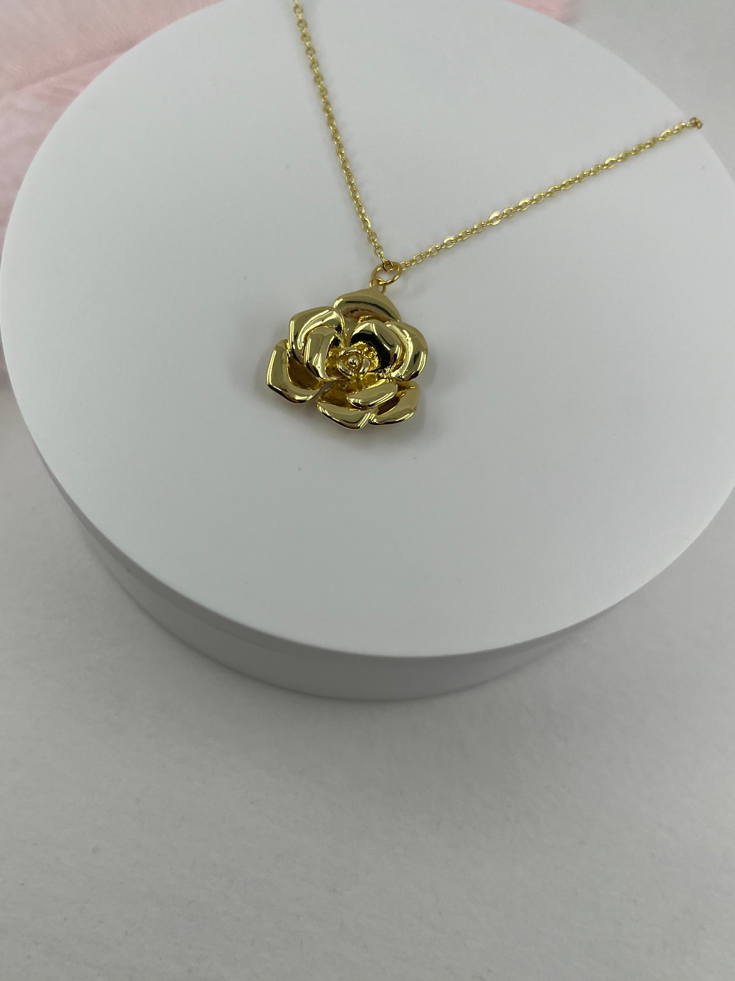 Choker necklace with gold rose pendants: 18K Gold Plated