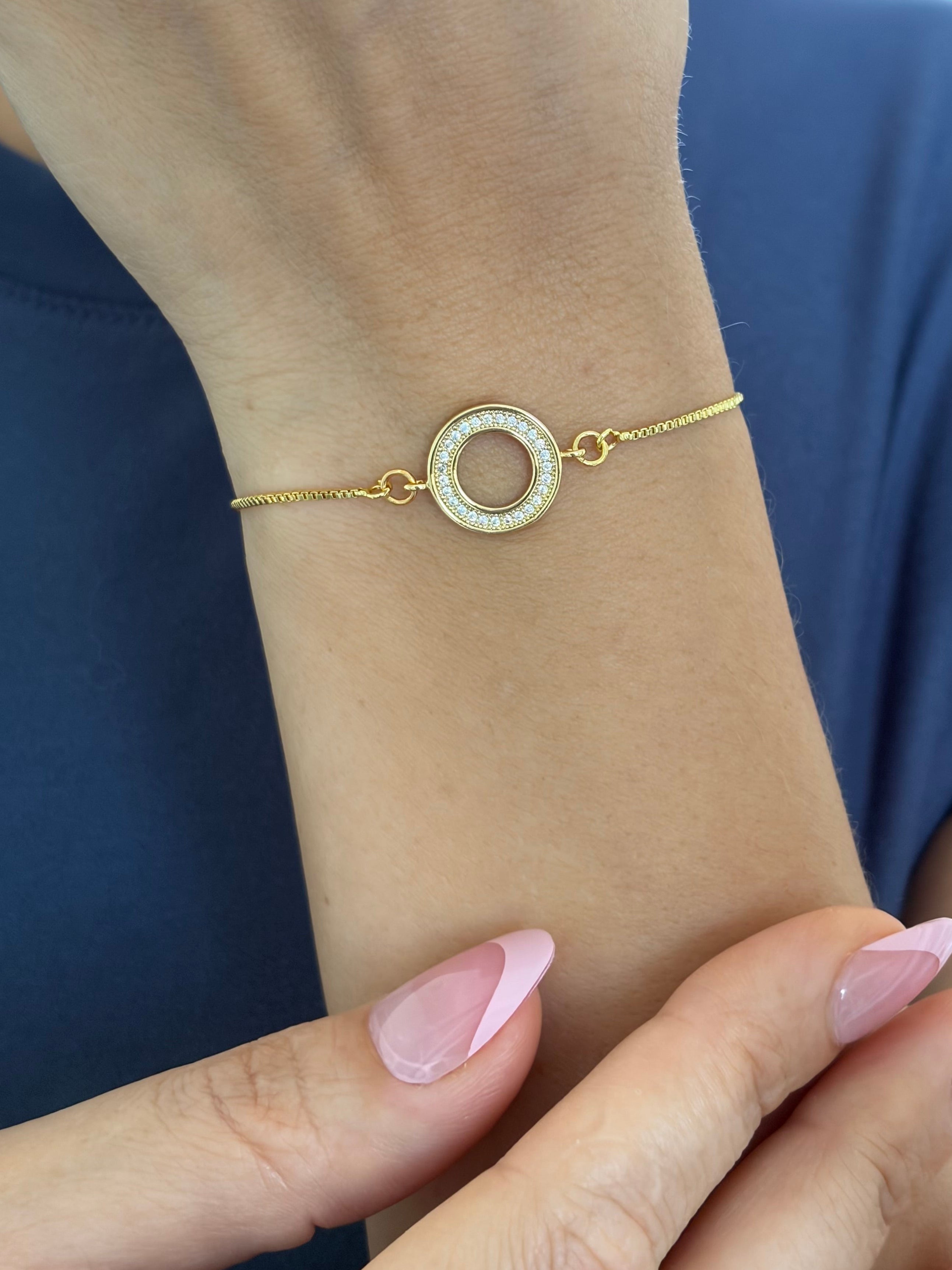 Bracelet with circle charm, slider chain