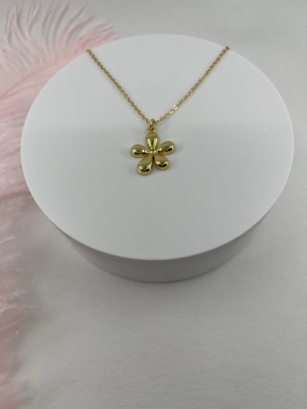 Choker necklace with gold flower pendants: 18K Gold Plated