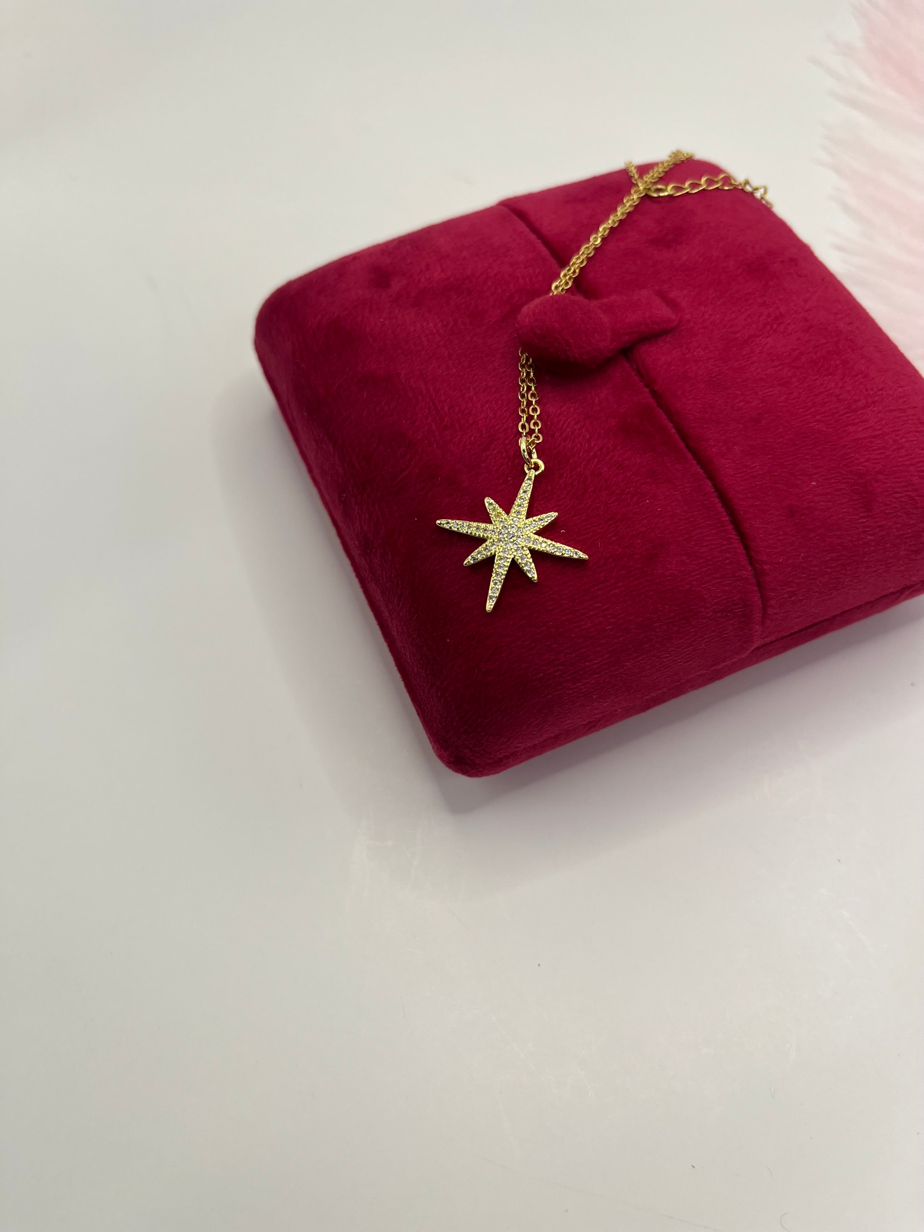 Choker necklace with zirconia star pendants: 18K Gold Plated