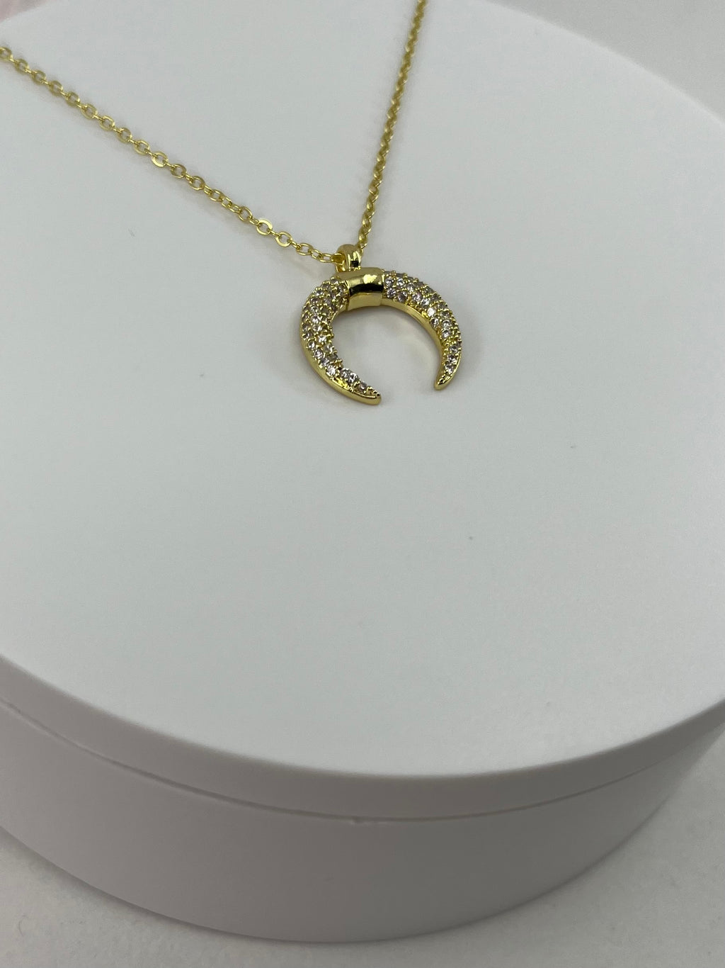 Choker necklace with zirconia moon pendants: 18K Gold Plated