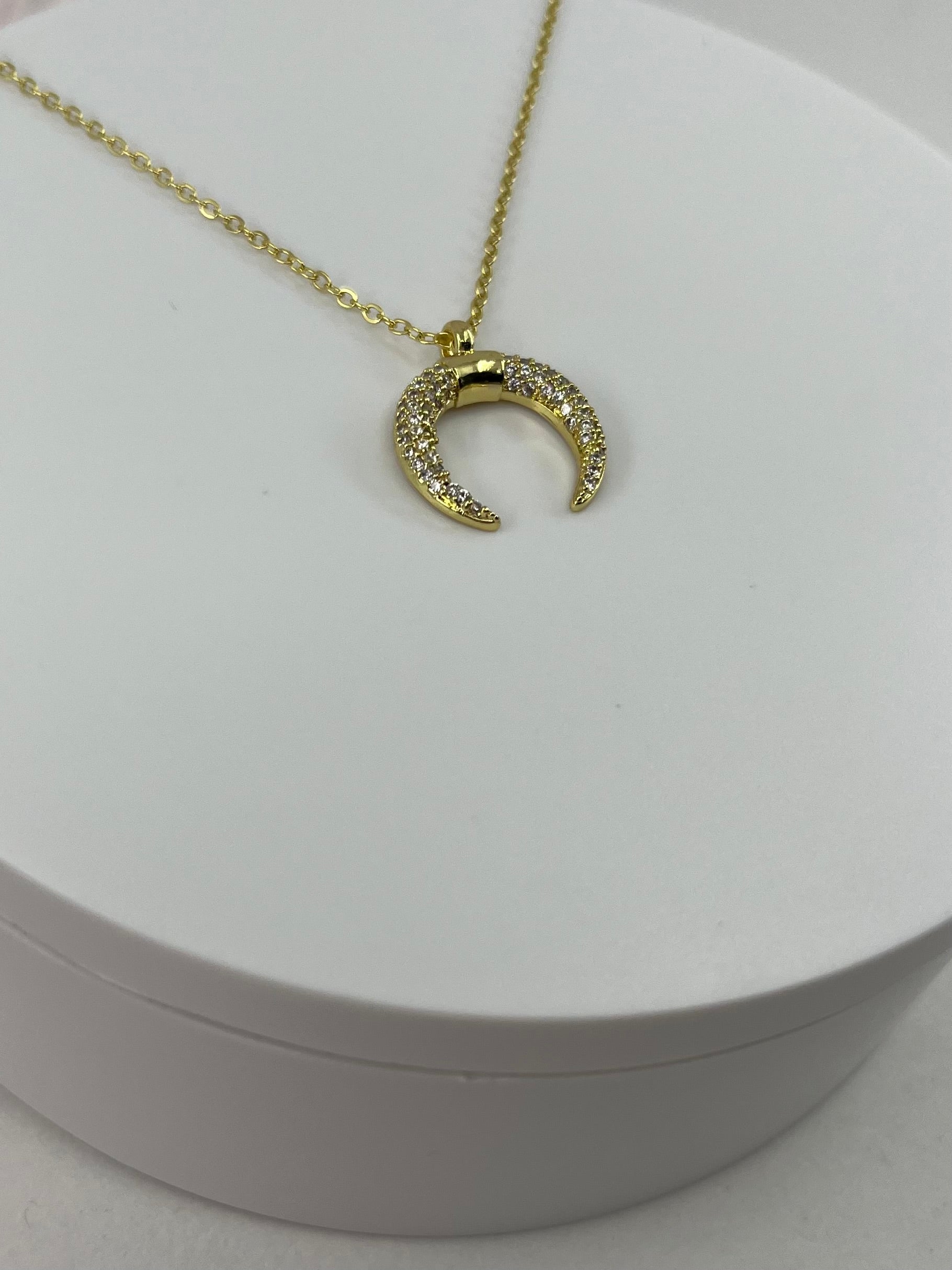 Choker necklace with zirconia moon pendants: 18K Gold Plated