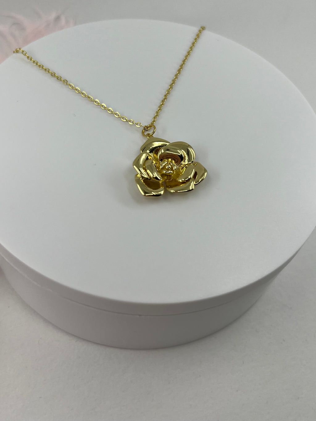 Choker necklace with gold rose pendants: 18K Gold Plated