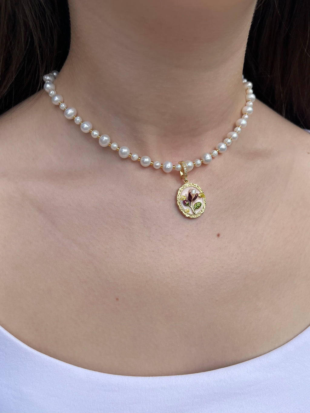 Pearl Necklace with enamel pendant: 18K Gold Plated
