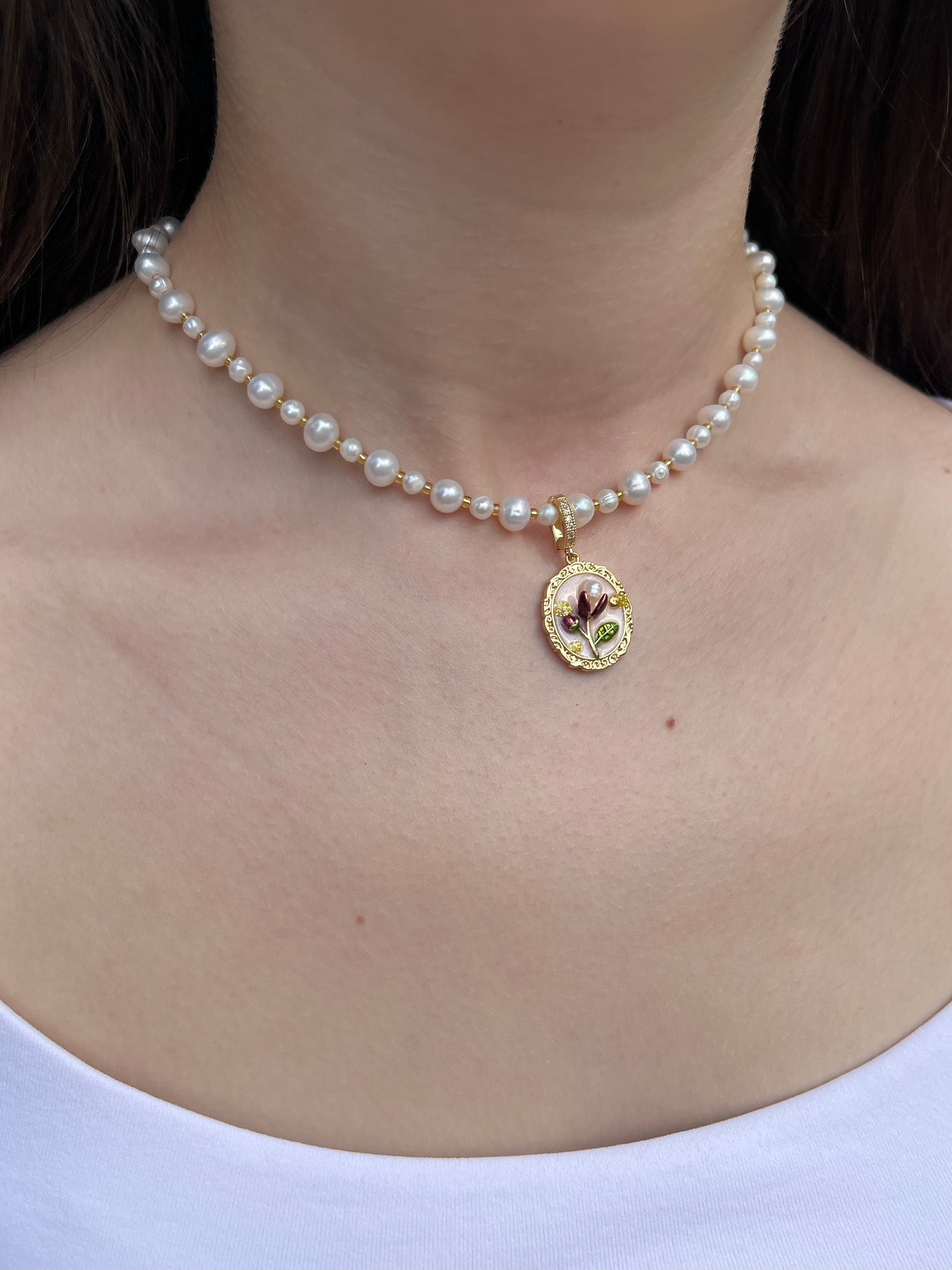 Pearl Necklace with enamel pendant: 18K Gold Plated