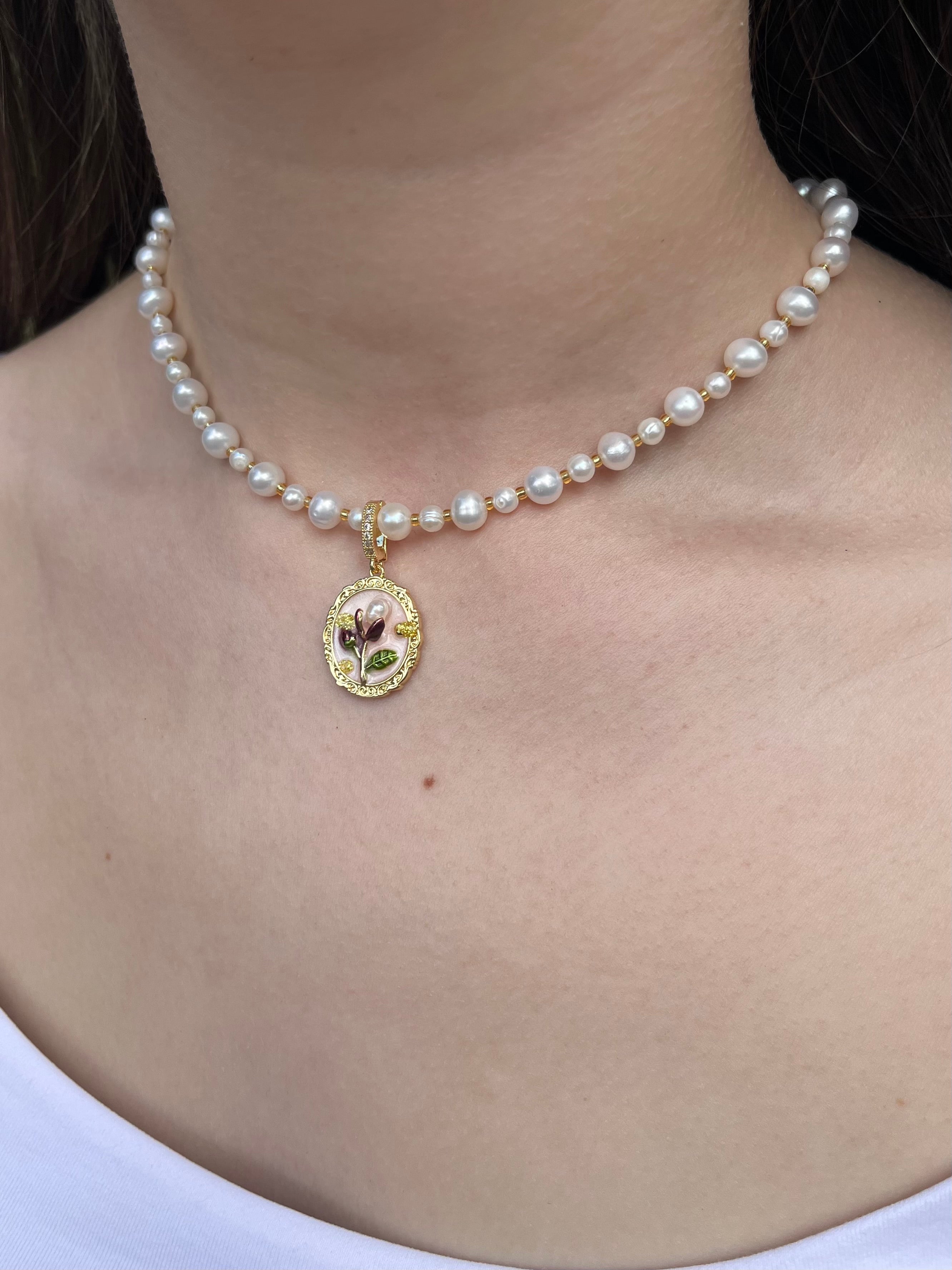 Pearl Necklace with enamel pendant: 18K Gold Plated