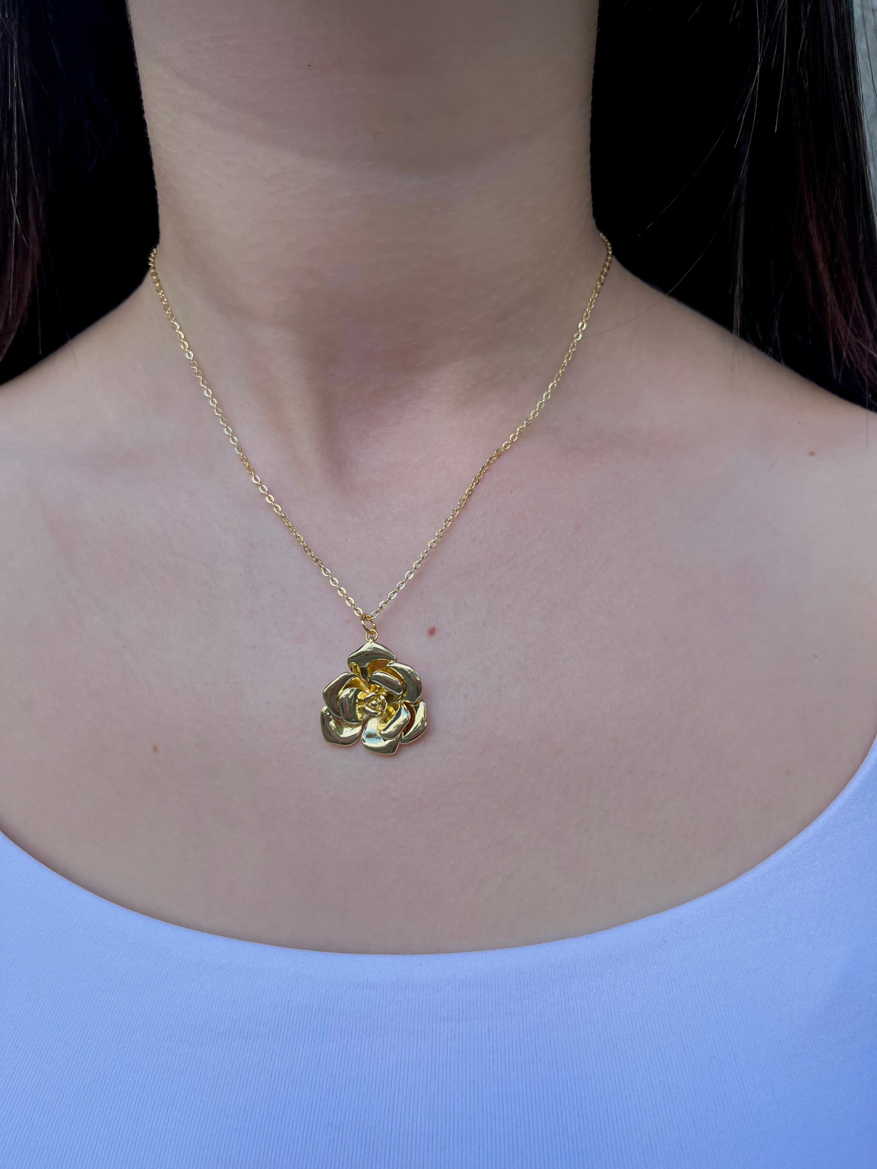 Choker necklace with gold rose pendants: 18K Gold Plated