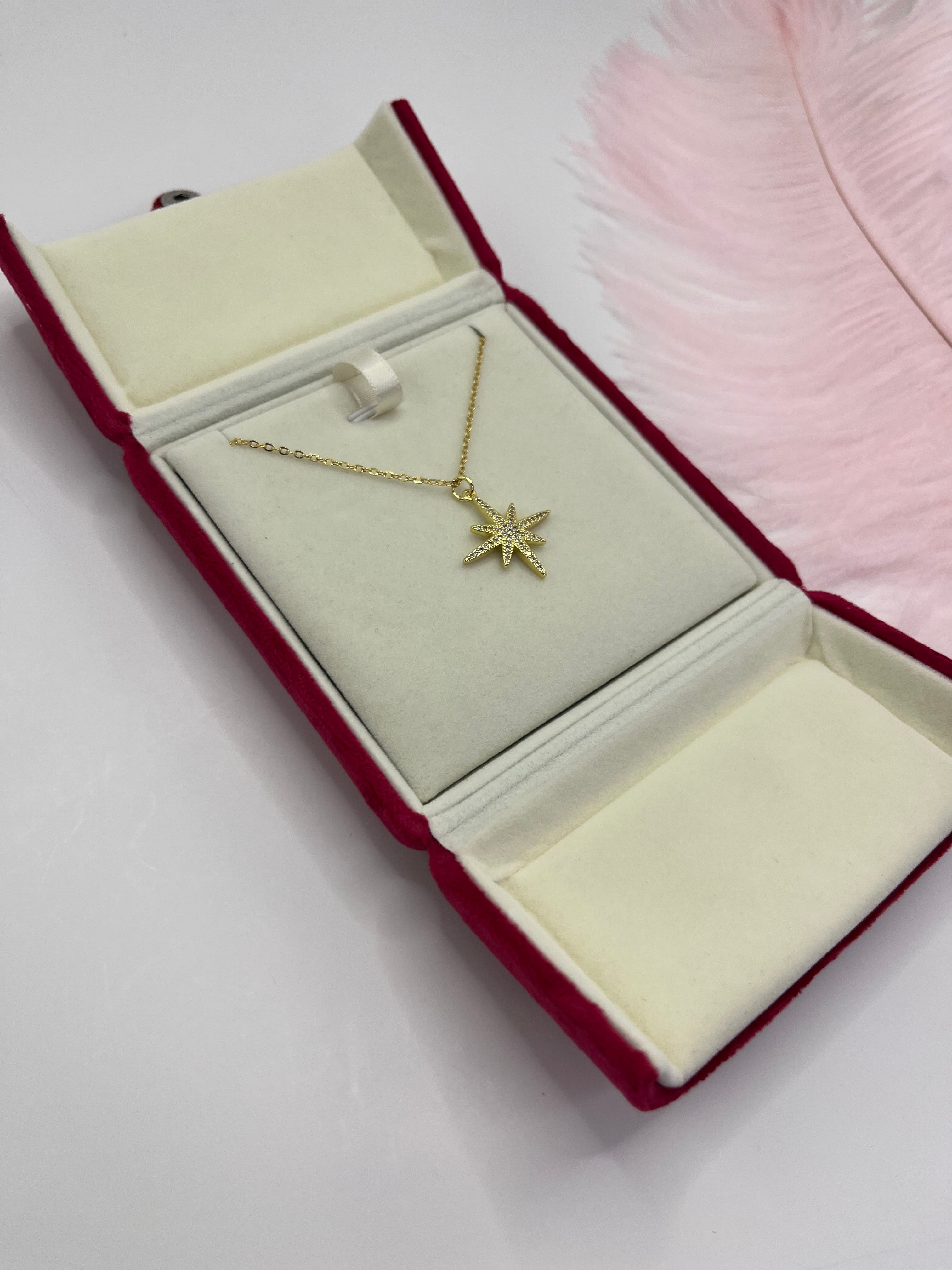Choker necklace with zirconia star pendants: 18K Gold Plated
