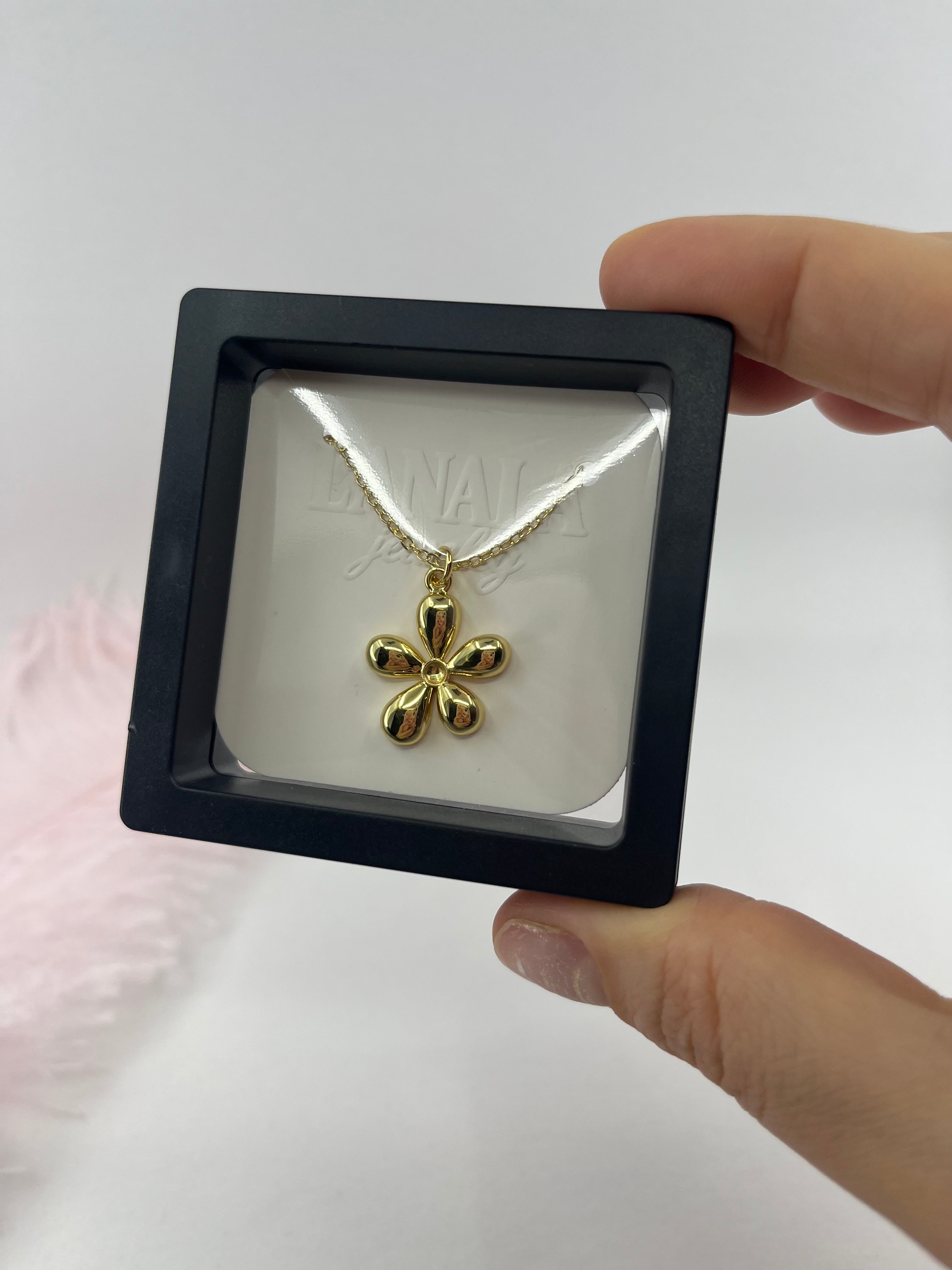 Choker necklace with gold flower pendants: 18K Gold Plated