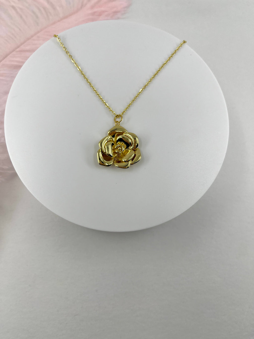 Choker necklace with gold rose pendants: 18K Gold Plated