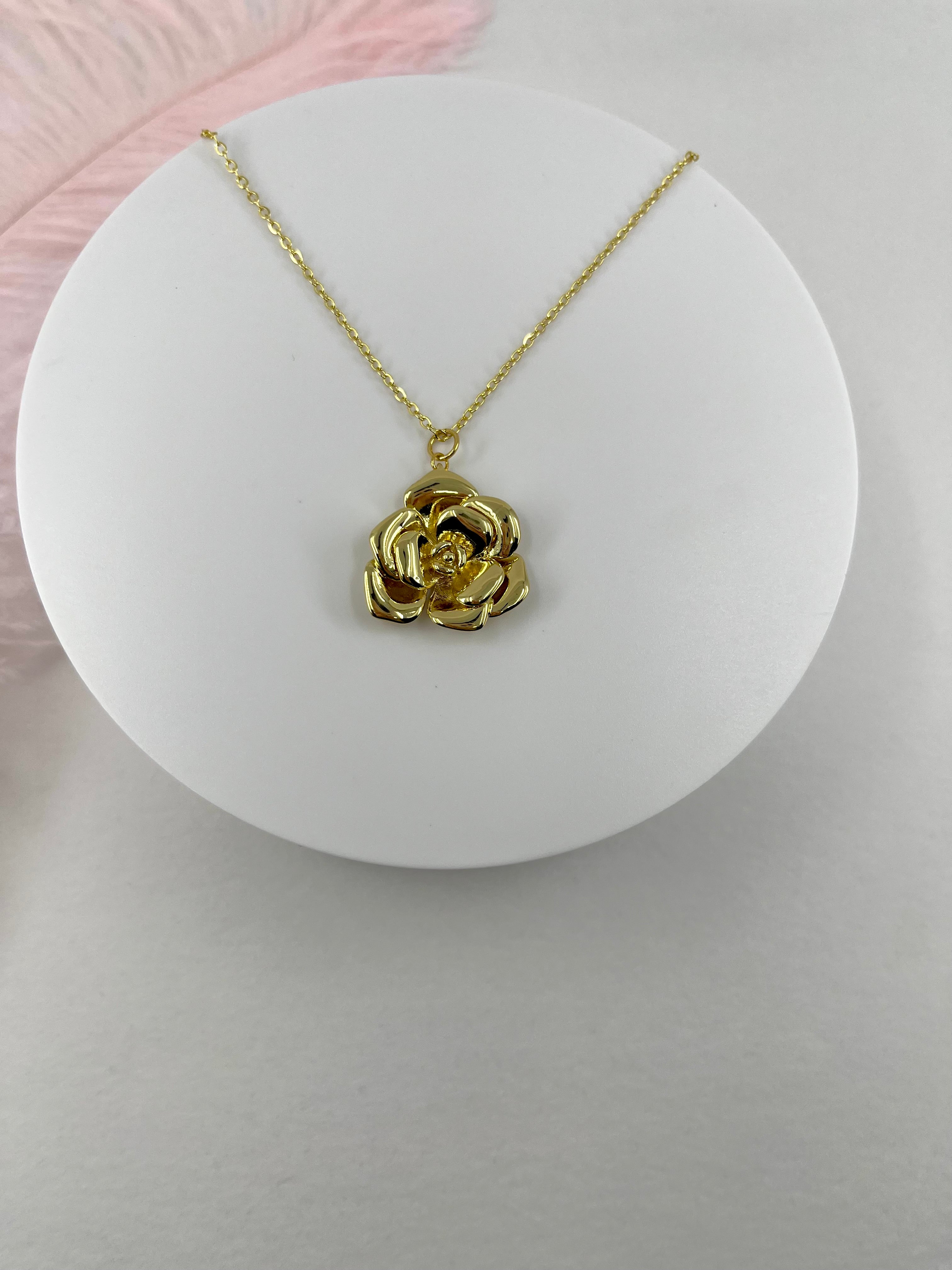 Choker necklace with gold rose pendants: 18K Gold Plated