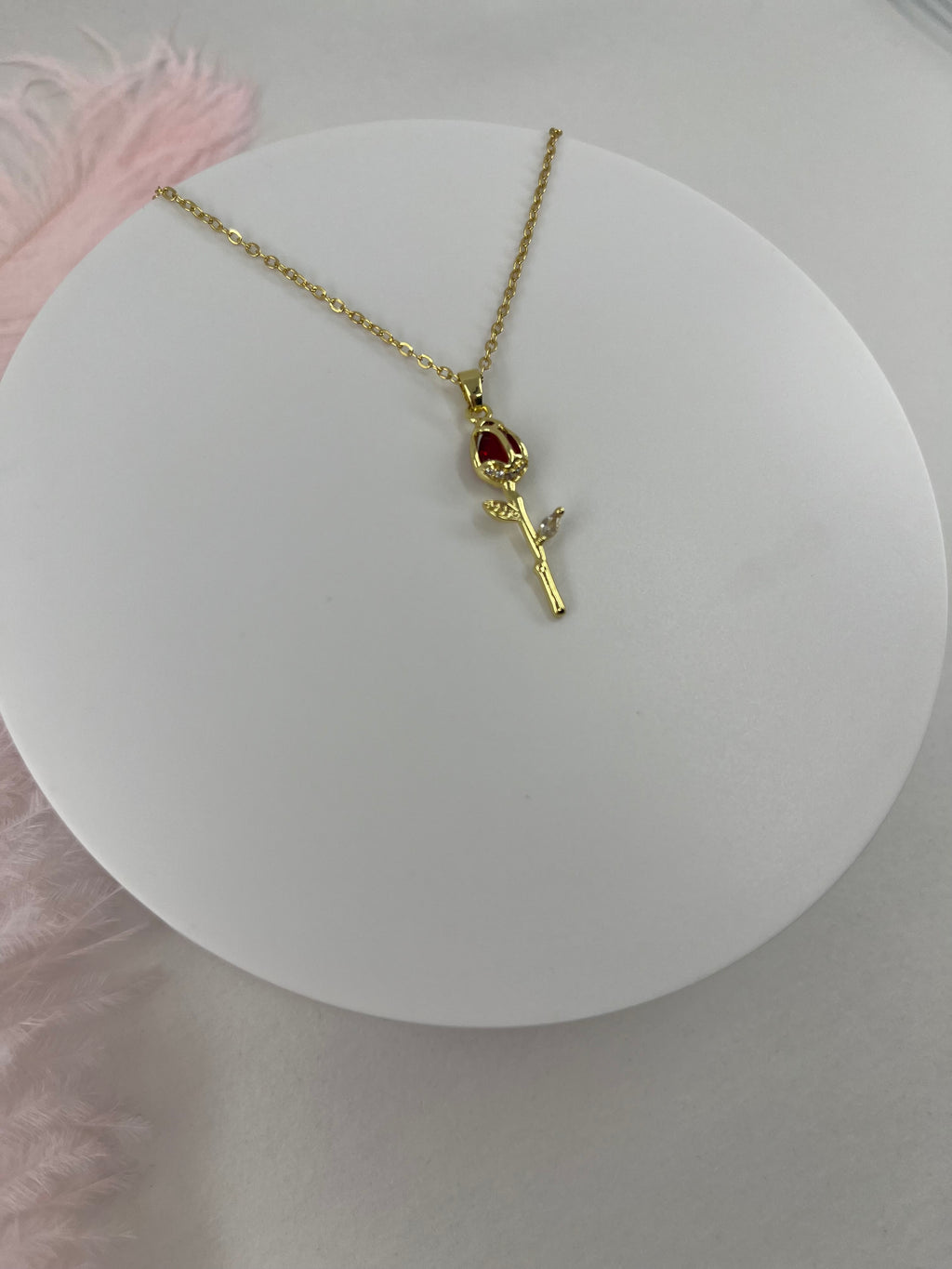 Choker necklace with gold zirconia rose pendants: 18K Gold Plated