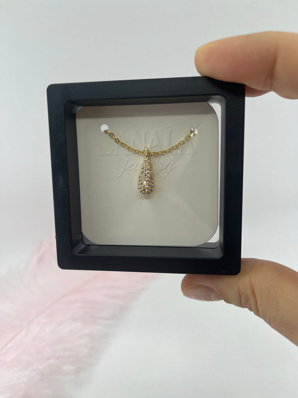 Choker necklace with zirconia teardrop pendants: 18K Gold Plated