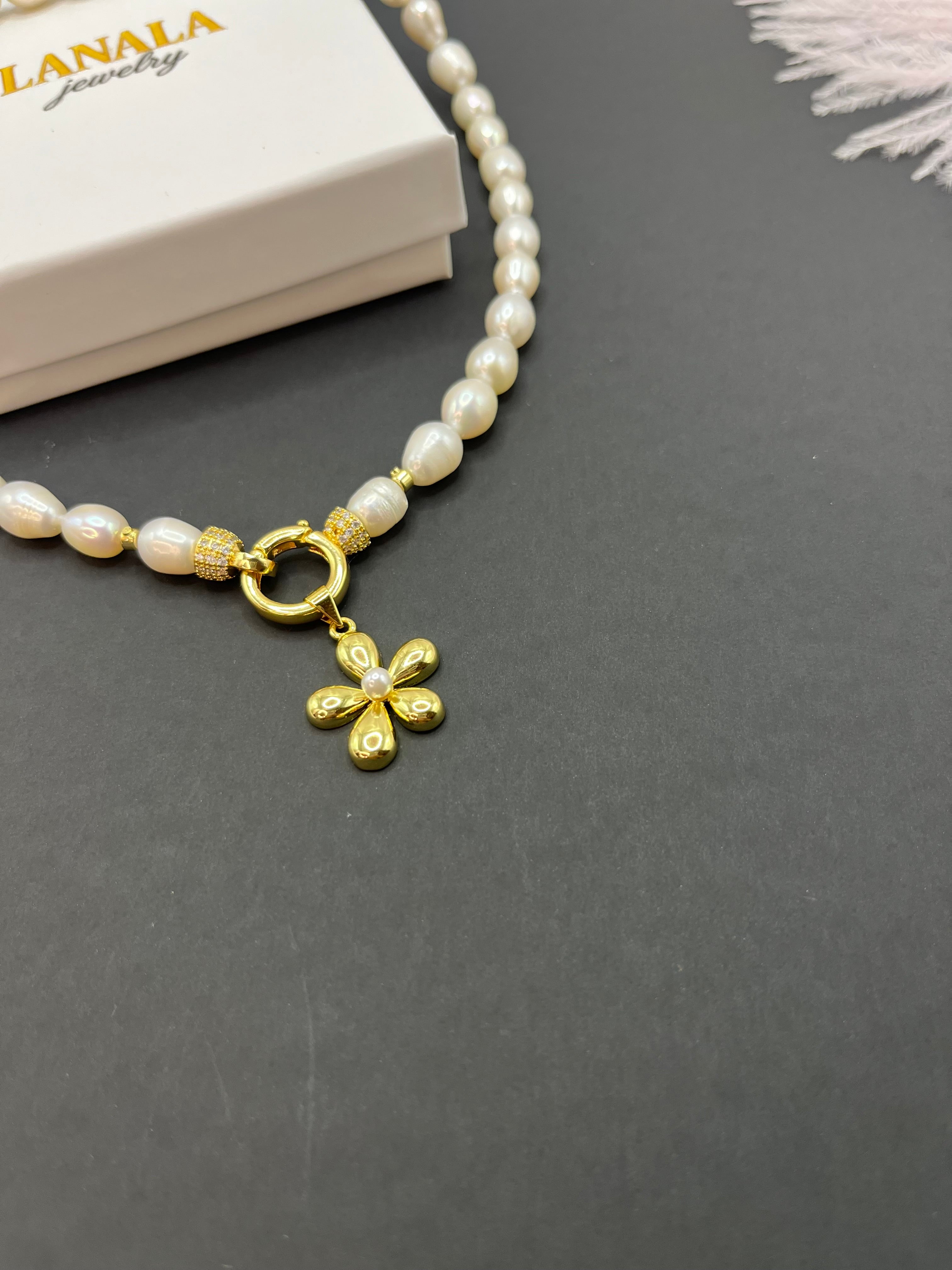 Freshwater Pearl Choker Necklace with flower pendant: 18K Gold Plated, Vintage Style.
