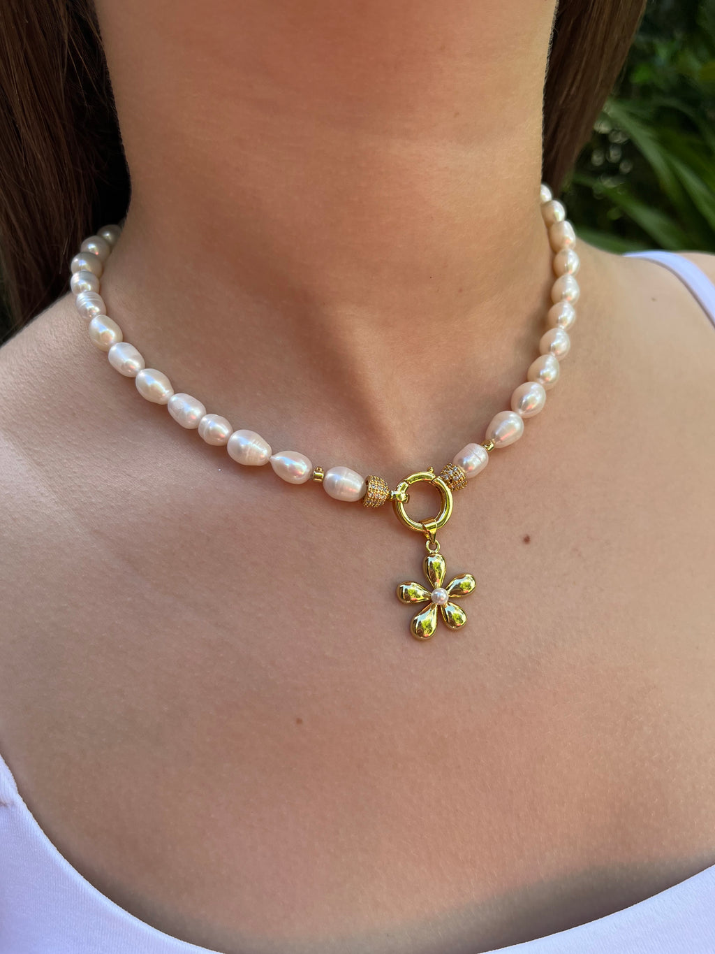Freshwater Pearl Choker Necklace with flower pendant: 18K Gold Plated, Vintage Style.