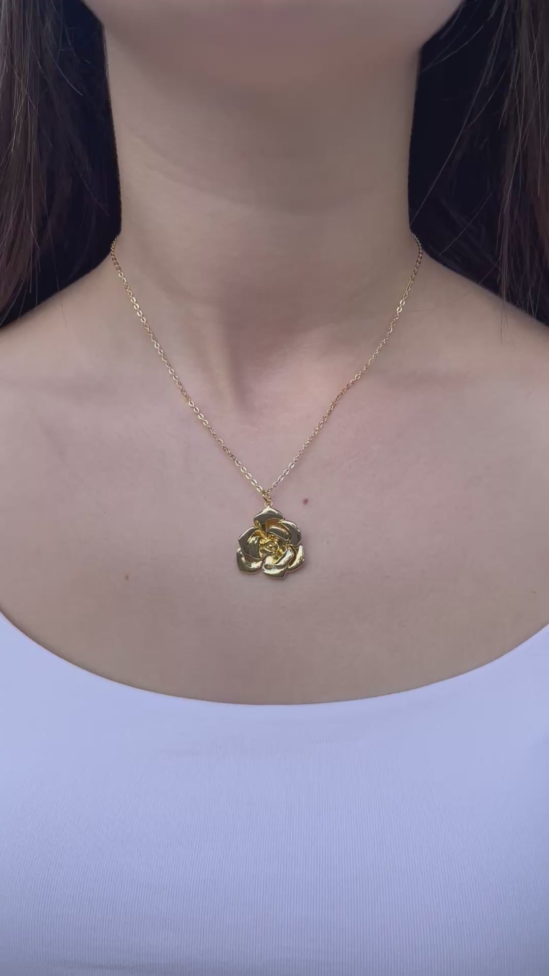 Choker necklace with gold rose pendants: 18K Gold Plated