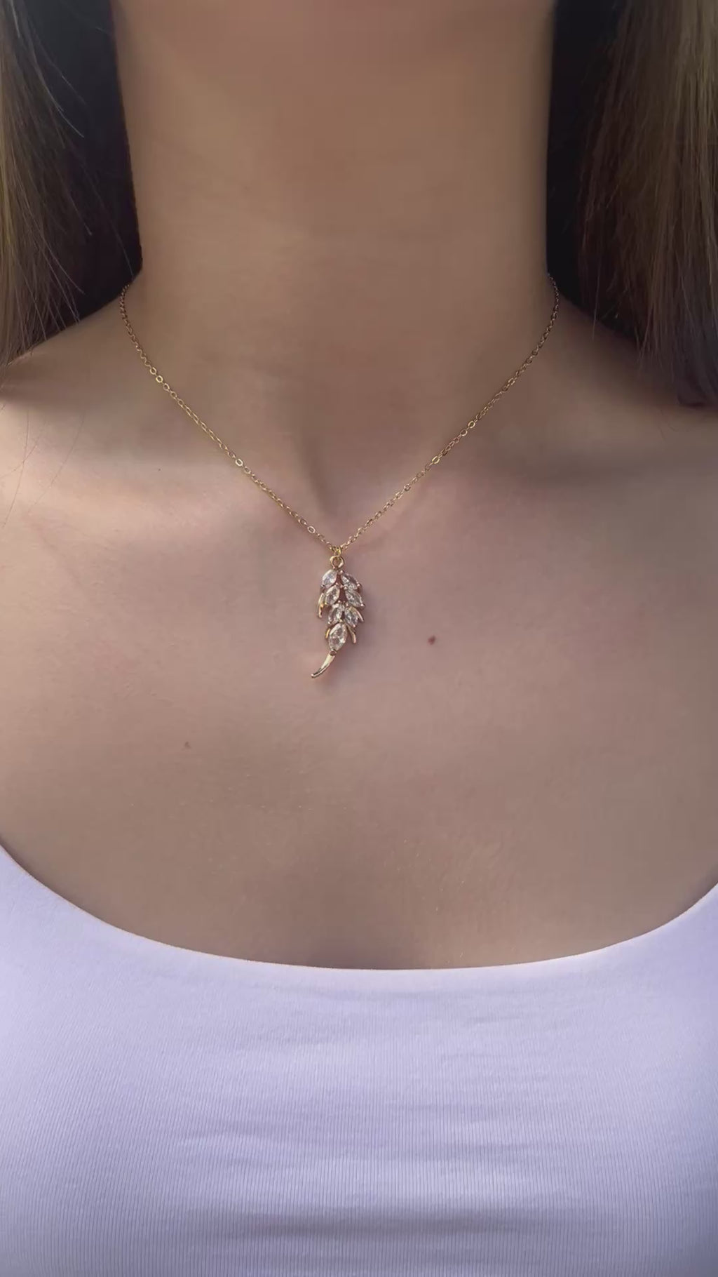 Choker necklace with zirconia leaf pendants: 18K Gold Plated