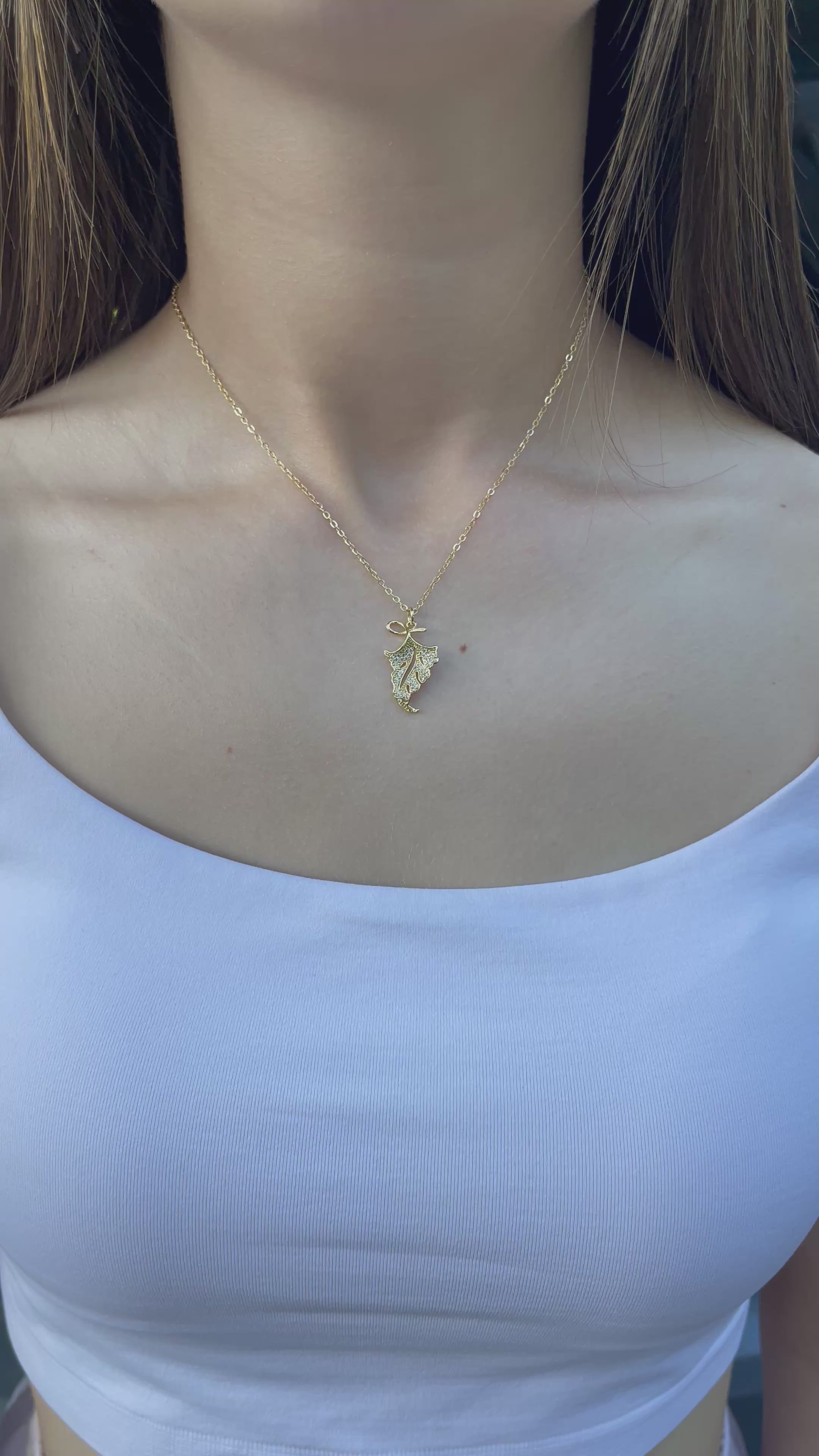 Choker necklace with zirconia leaf pendants: 18K Gold Plated